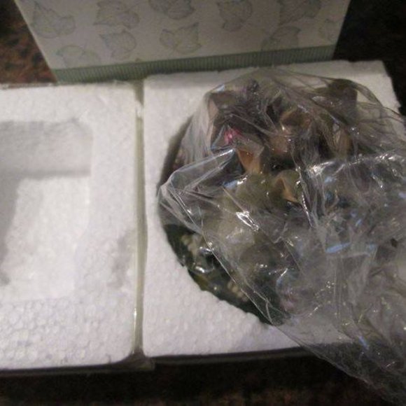 Circle of Friends - Charming Tails Figurine - Picture 5 of 7